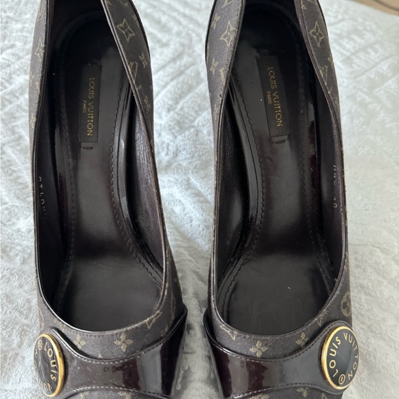 LOUIS VUITTON SHOES , GENTLY USED - Picture 4 of 6